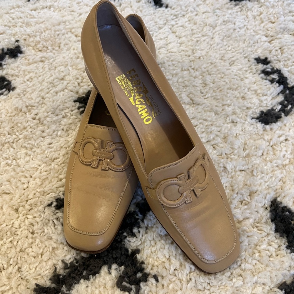 1990s Tan Leather Ferragamo Gancini Loafers – Women’s Size 9